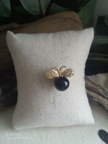 Broche pin's abeille pierre naturelle d'obsidienne