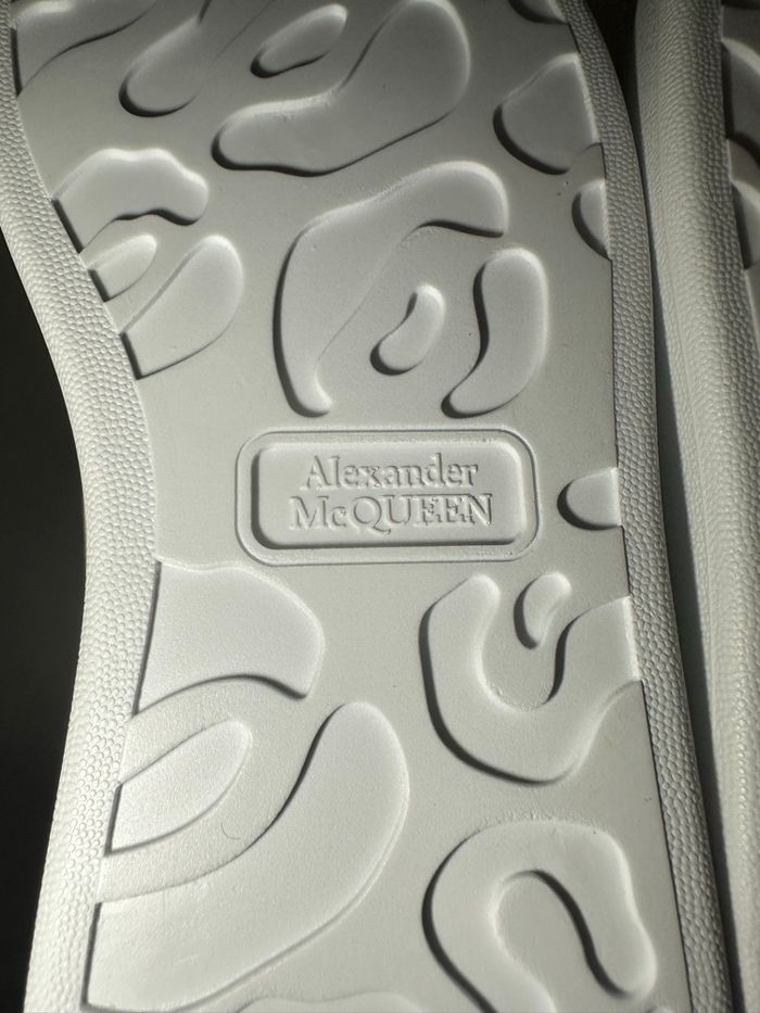 Sneakers Alexander McQueen blanches – taille 45, boîte abîmée - photo numéro 10