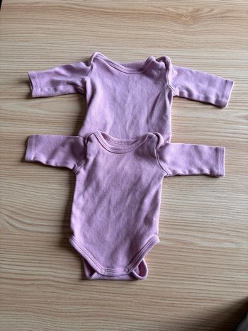 Lot 2 bodies rose/violet 1 mois in extenso