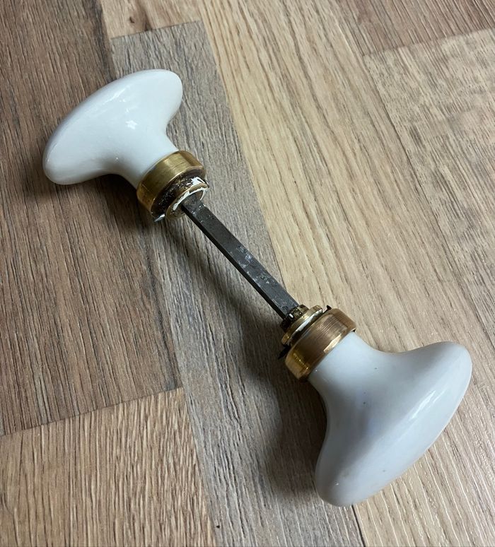 Ancienne poignée de porte en céramique blanche