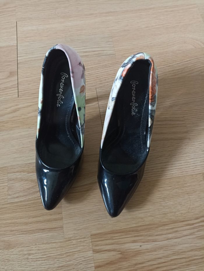 Escarpins vernis noirs avec imprimé fleurs fondues - photo numéro 5