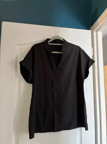 Blouse noire.