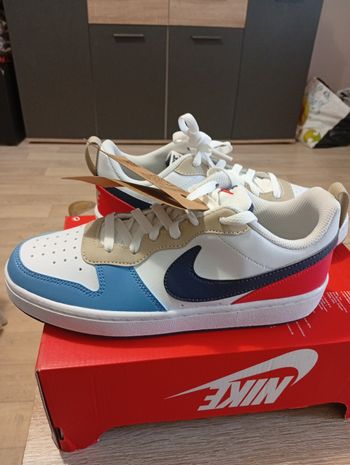 Baskets Nike neuves t.38,5