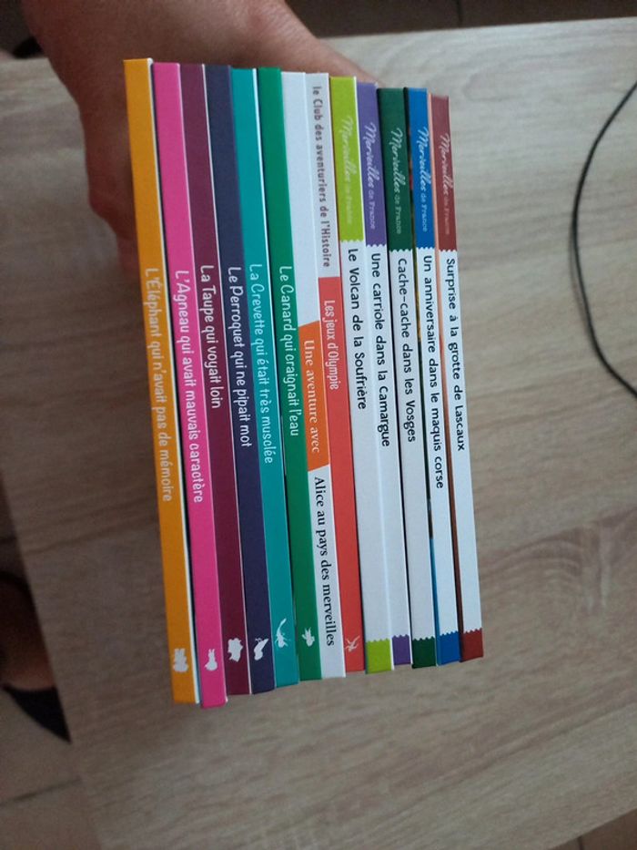 Lot de 13 petits livres