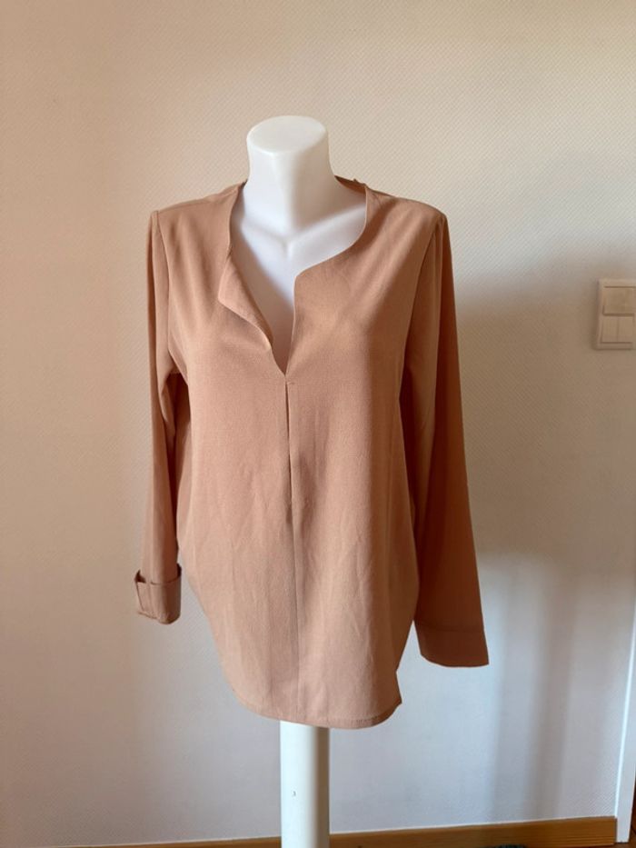 Blouse beige en très bon état taille L Molly bracken