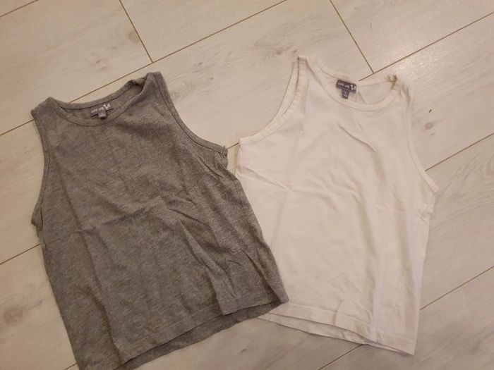 2 t-shirts sans manches 5 ans