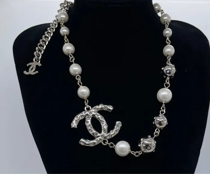 Collier/ ras du cou pour femme argenté
