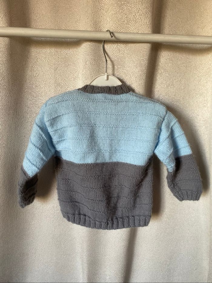 Gilet tricot boutons football 6/9 mois fait main - photo numéro 3