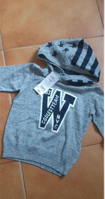 Pull neuf à capuche 24 mois