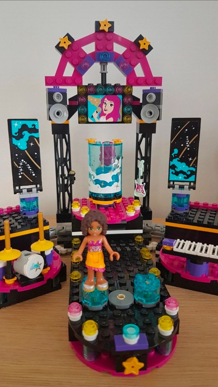 Lego friends 
La scène de la chanteuse
Excellent état 
Complet
Set 41105 - photo numéro 2