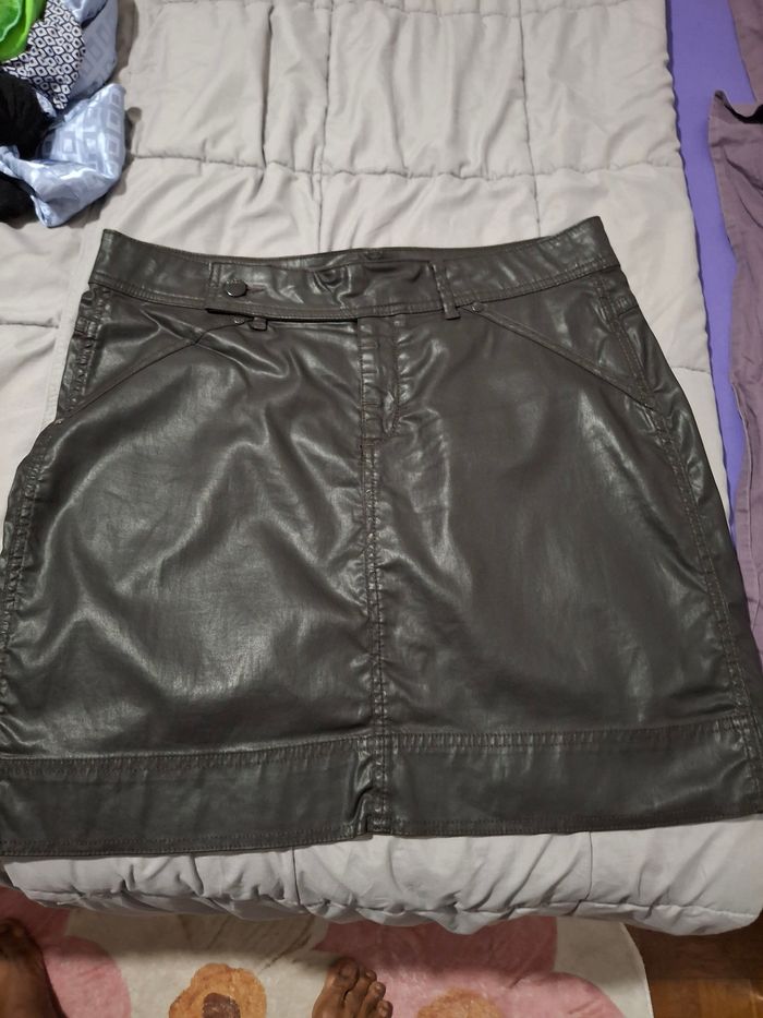 Jupe courte en simili cuir - photo numéro 4