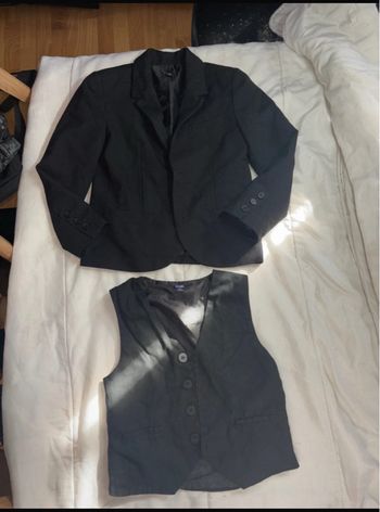 Veste est sur chemise de blazer