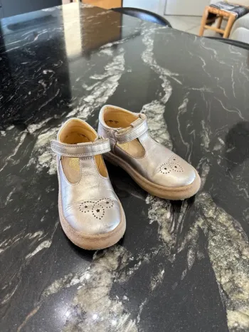 Chaussures Pom D’api dorées taille 25