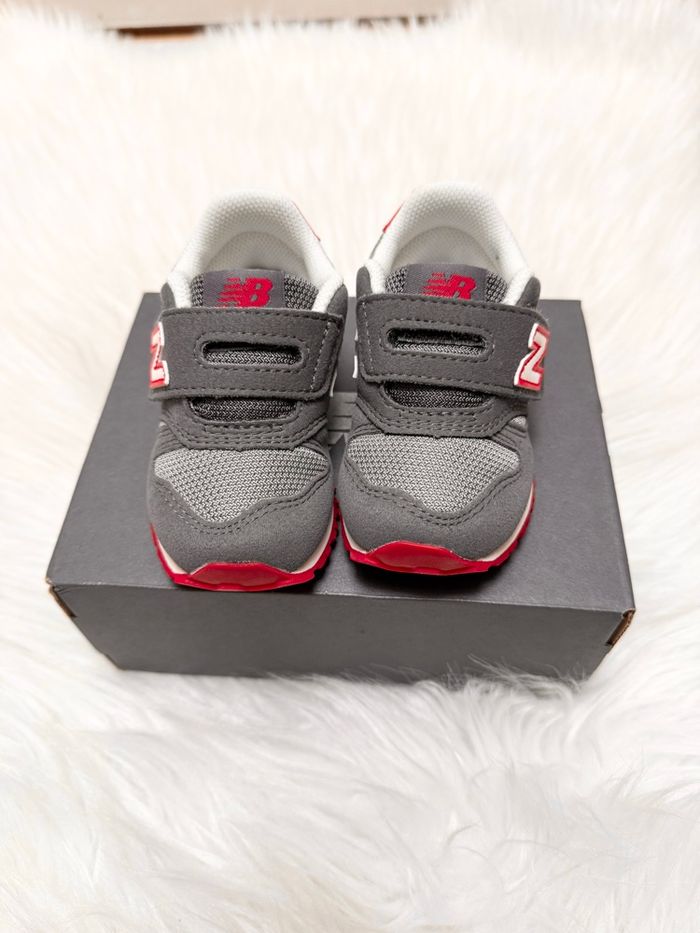 Baskets New Balance bébé – taille 20,5 – gris/rouge – Neuf avec étiquette - photo numéro 4