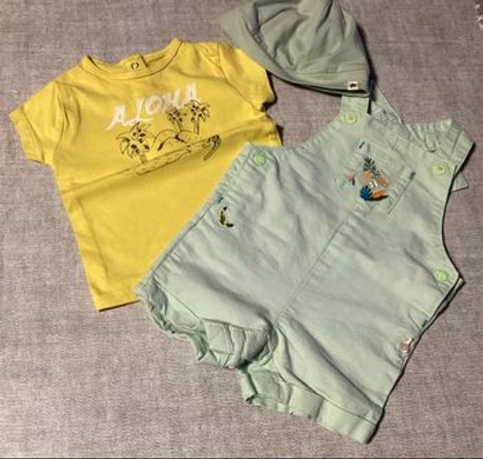 Salopette short , teeshirt et casquette 3 mois