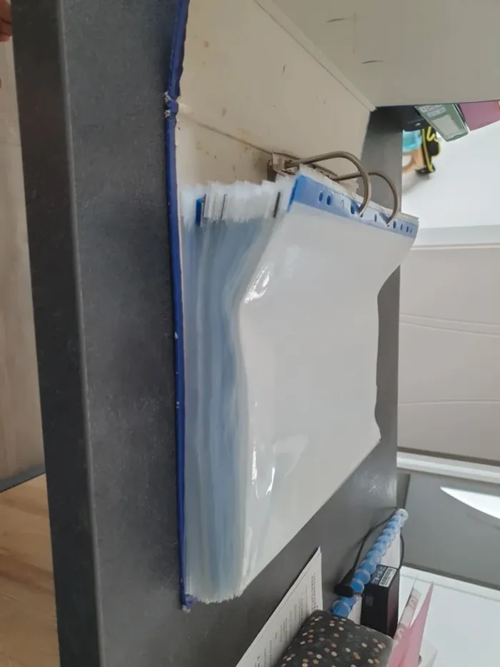 Classeur de feuilles plastique perforée