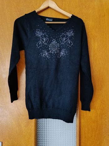 Pull noir avec perle