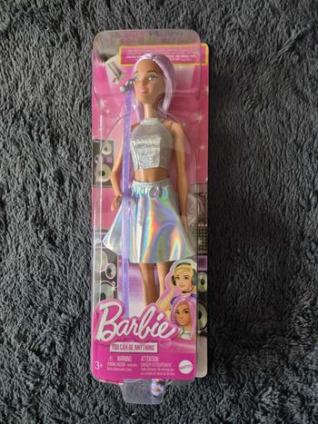 Barbie Coffret Barbie Pop Star, poupée vêtue d’une jupe irisée avec microphone et cheveux roses