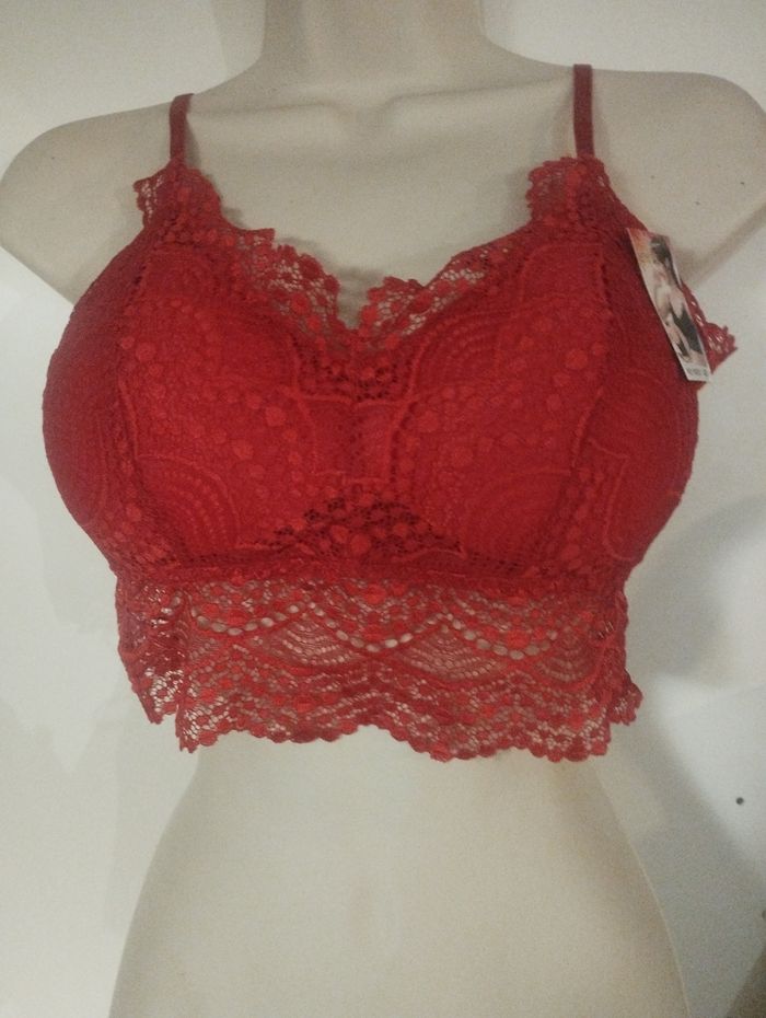 Brassière neuve avec étiquette. Rouge. Taille L