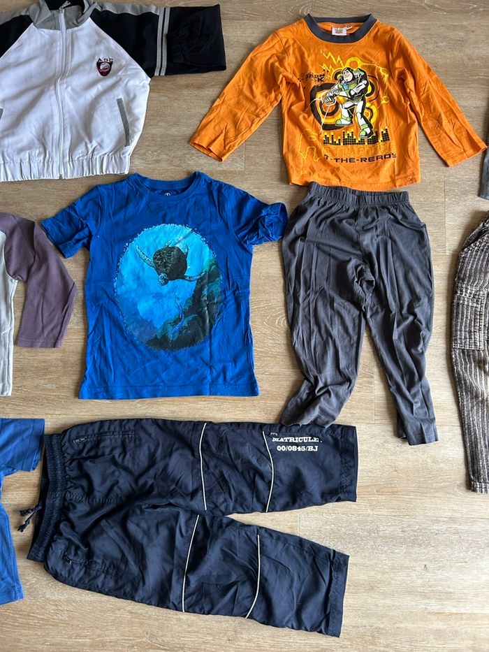Lot vêtements garçon 5 ans – Vestes, pantalons, t-shirts, tenues sports et loisirs - photo numéro 3