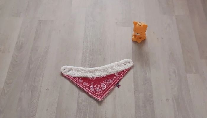 Bandana bébé IKKS en bon état.