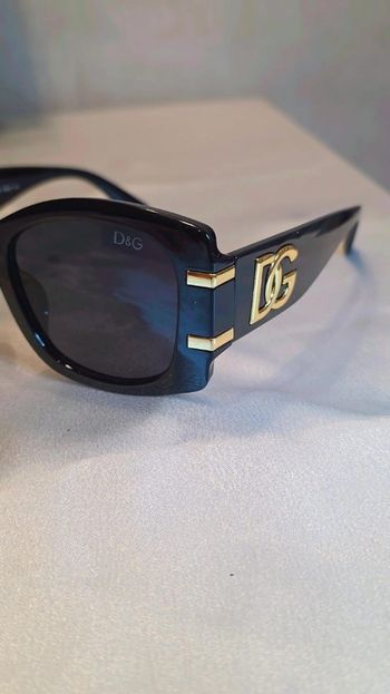 ​Ces lunettes arborent un style luxueux et affirmé