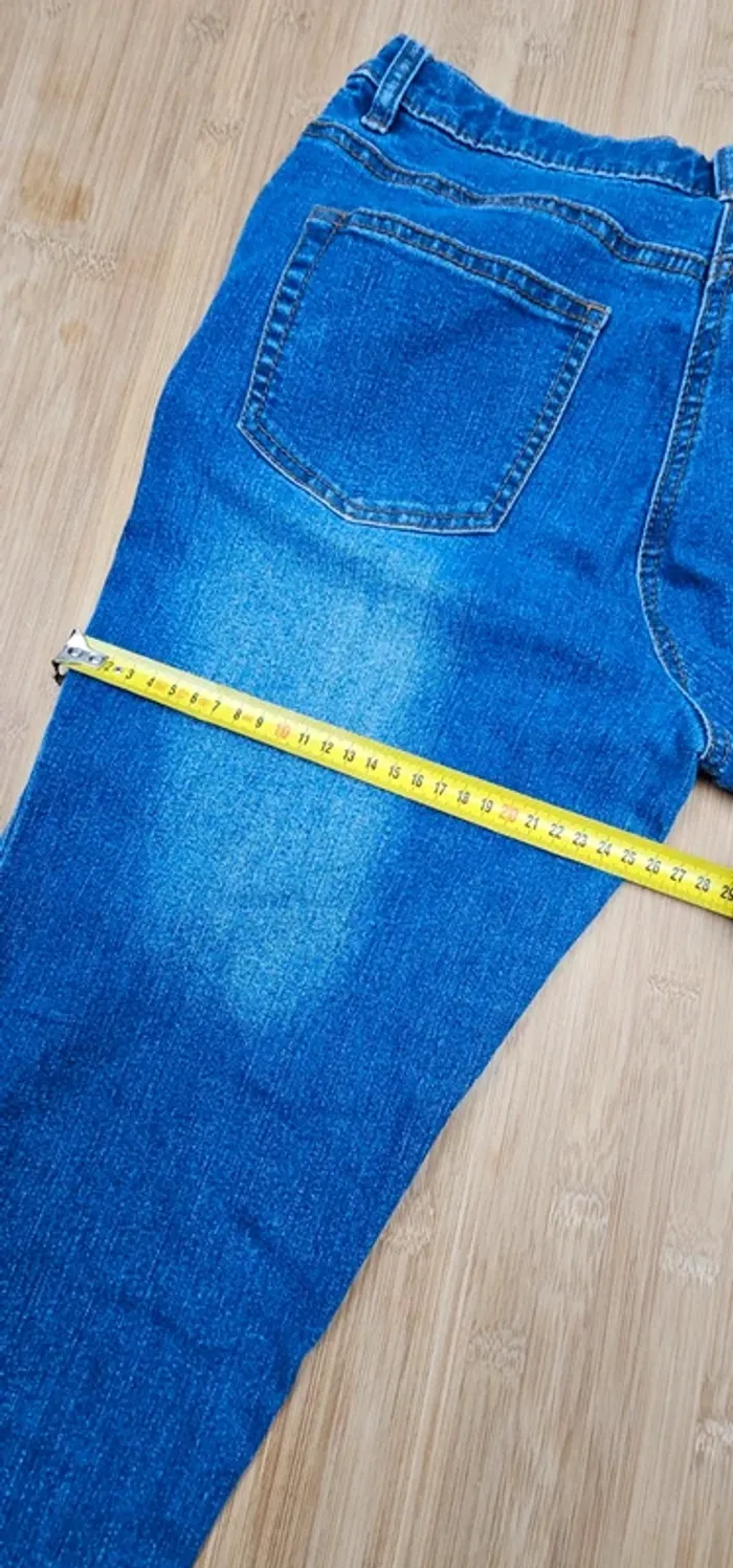 Jean bleu coupe droite John Baner T: 16 ans

176 correspond à une taille enfant/ado de 16 ans - photo numéro 9