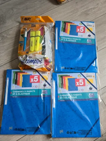 Lot pochettes+ fournitures
