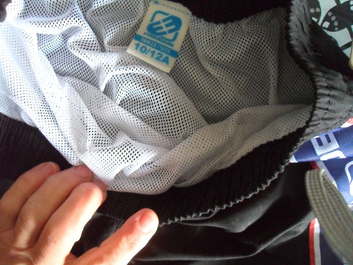 short de bain garçon noir marque Freegun taille 10/12 ans - photo numéro 2