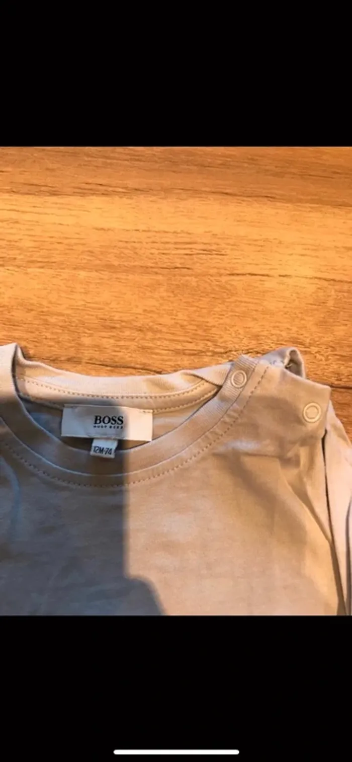 T-shirt Hugo boss taille 12 mois - photo numéro 2