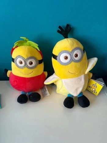 2 peluches minions  30 cm environ