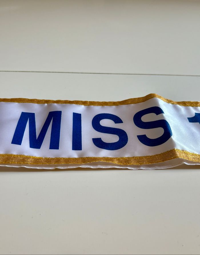 Écharpe Miss 18 ans blanche avec bordure dorée – Anniversaire - photo numéro 2