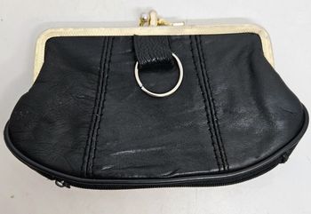 Porte-monnaie.
3 compartiments.
Longueur : 17cm.