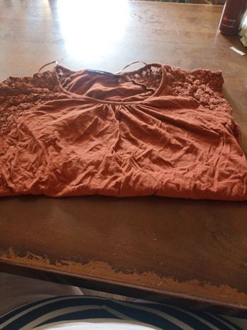 T-shirt manche dentelle