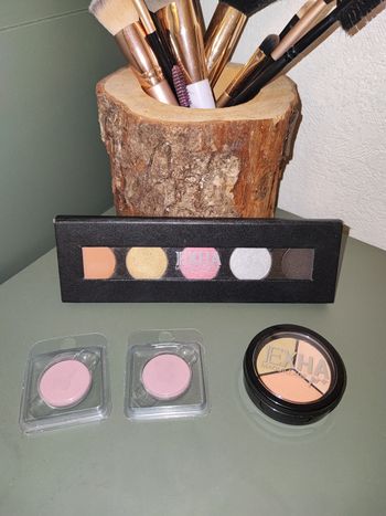 Lot de maquillages Exhalessence 