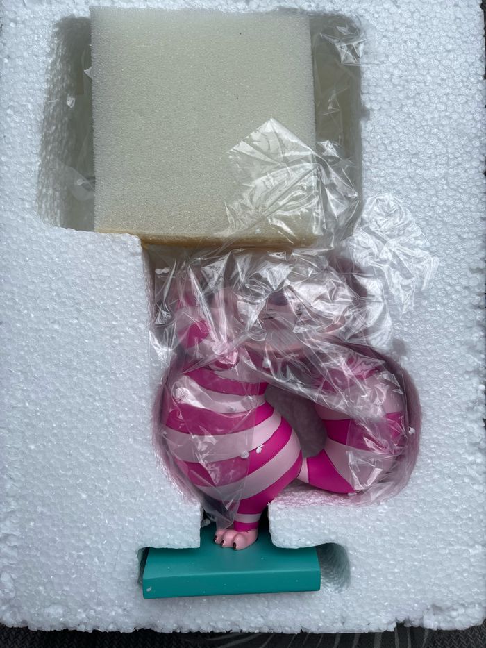 Figurine disneyland paris cheshire