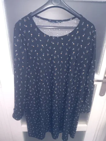 Robe fluide taille L noire à motifs fleuris manches longues