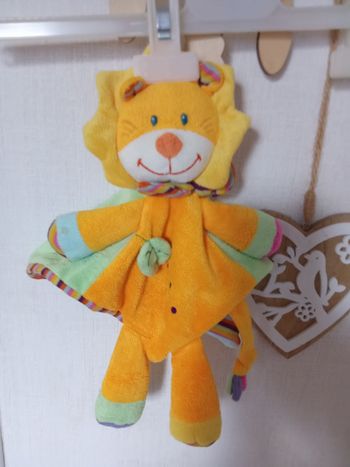 Doudou lion Orange, jaune, blanc, bleu, vert, rayures marque pommette