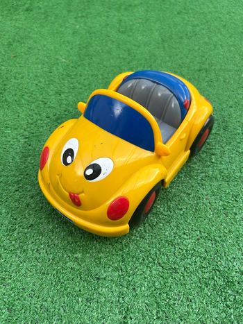 Voiture jouet Chicco jaune visage souriant – 20 cm