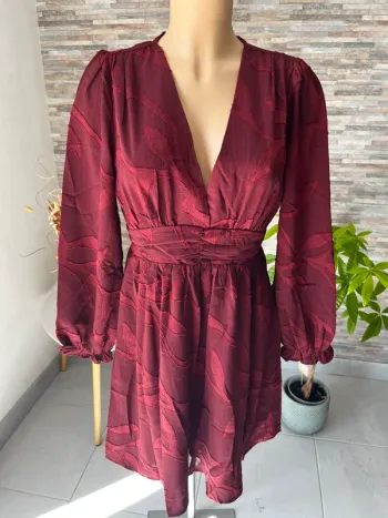 Robe bordeaux motifs en relief