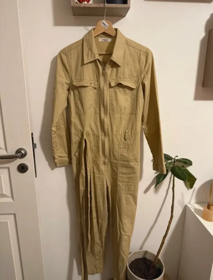 Combinaison beige ajustée à poches