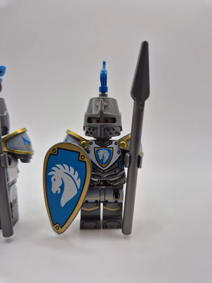 Figurines type lego 2 soldats chevaliers chevaux - photo numéro 3