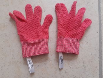 Lot 2 gants de massage rouge / Action