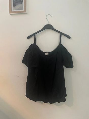 T-shirt épaule dénudé