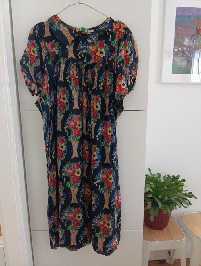 Robe vintage fleurie multicolore.
Fond noir. - photo numéro 2