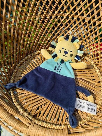 Doudou plat lion Pat & Ripaton La Halle