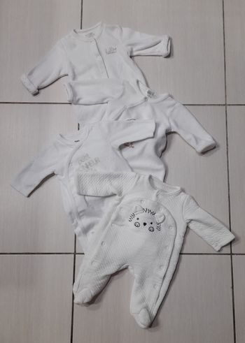 Pyjamas 1 mois 
Très bon état 
3€ pièce