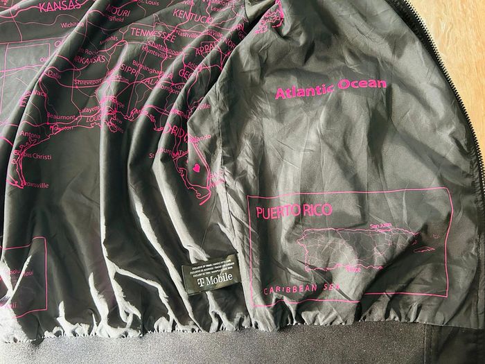 Veste T-Mobile Noire - Élégance et Confort avec une Touche Unique homme ou femme - photo numéro 9
