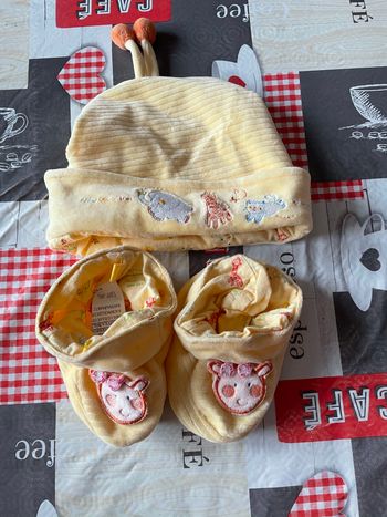 Ensemble bonnet et chaussons, taille 6 mois, marque Petit Kimbaloo
