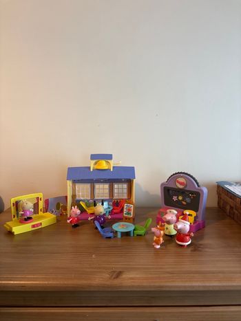 École pepa pig avec  2 personnages Noël et 1 personnage infirmière 